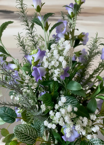 Arreglo Floral con Campanula, Rosemary y Follajes Artificiales en Florero de Vidrio