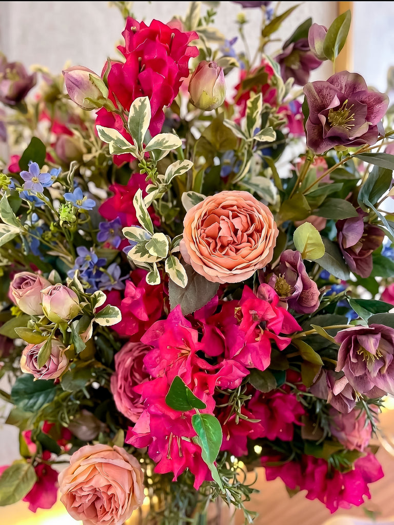Arreglo Floral con Buganvilias, Rosa Cabbage y Follajes Artificiales en Florero de Vidrio