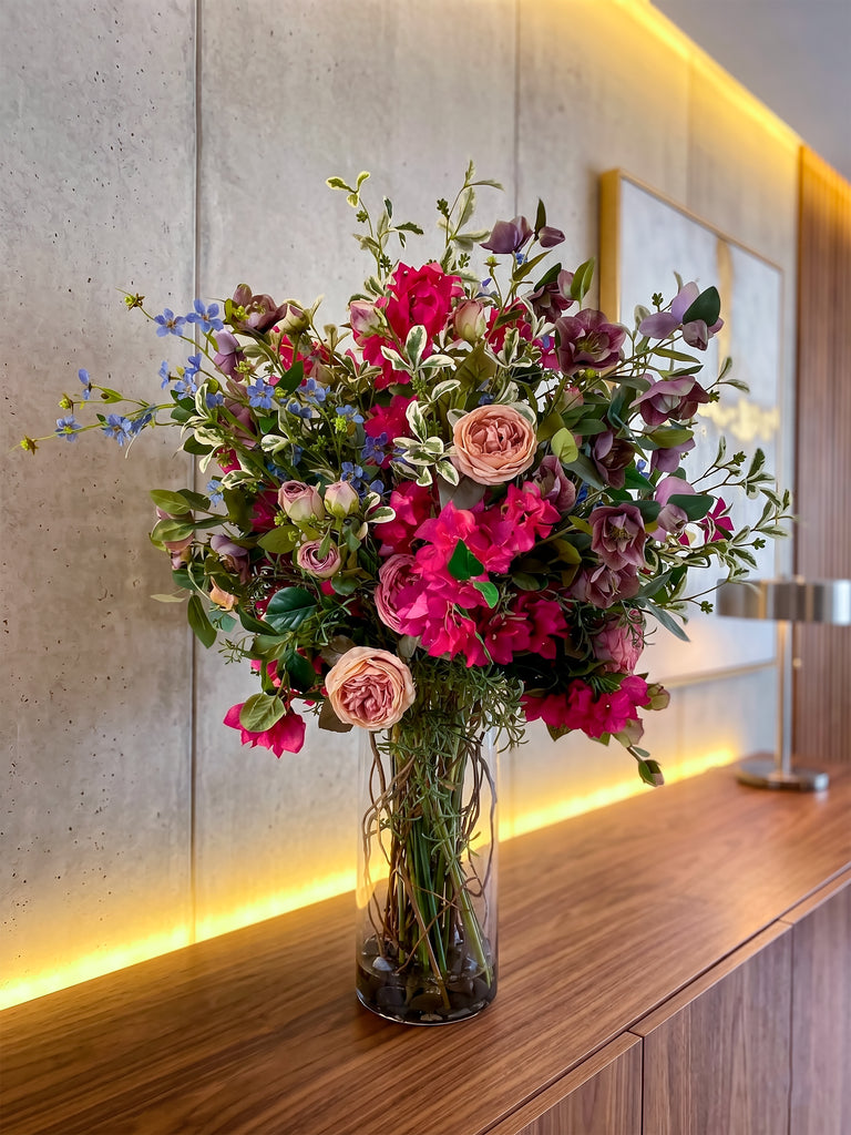 Arreglo Floral con Buganvilias, Rosa Cabbage y Follajes Artificiales en Florero de Vidrio