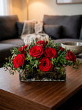 Arreglo Floral con Rosas Preservadas Rojas en Base Ovalada de Vidrio con Agua Acrílica