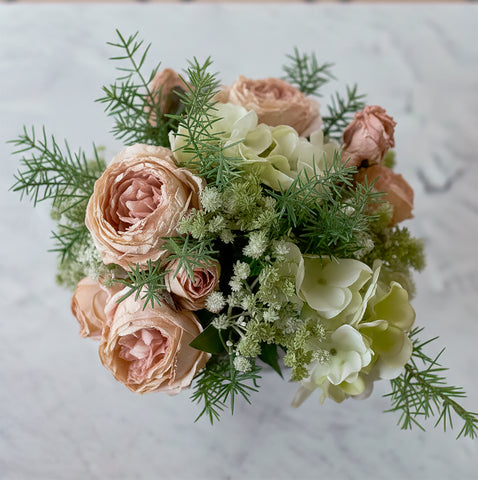 Arreglo Floral con Rosa Cabbage, Hidrangeas y Follajes Artificiales en Base Cuadrada de Vidrio