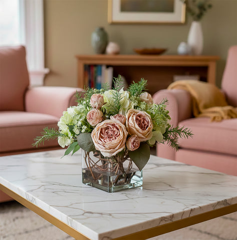 Arreglo Floral con Rosa Cabbage, Hidrangeas y Follajes Artificiales en Base Cuadrada de Vidrio