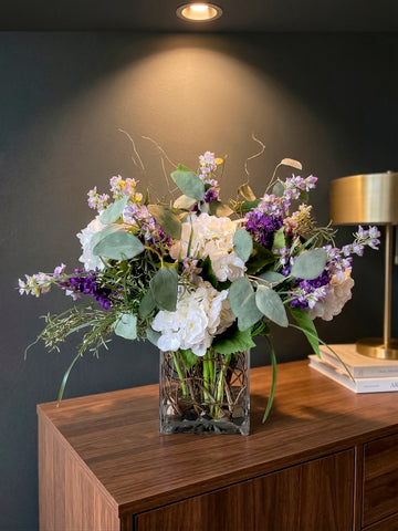 Arreglo Floral 3/4 con Delphiniums e Hidrangeas y Follajes Artificiales en Base de Vidrio