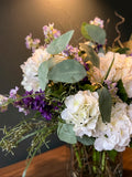 Arreglo Floral 3/4 con Delphiniums e Hidrangeas y Follajes Artificiales en Base de Vidrio