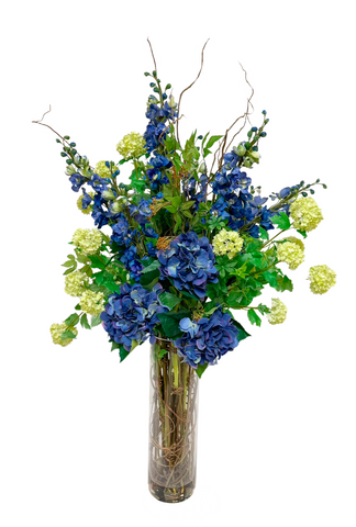 Arreglo Floral con Hidrangeas y Delphiniums Artificiales en Tonos Azules en Cilindro de Vidrio con Agua Acrílica