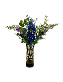 Arreglo Floral con Delphinium Azul y Lila Artificiales en Cilindro de Vidrio con Agua Acrílica