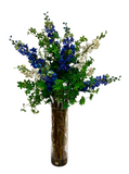 Arreglo Floral con Delphiniums Artificiales en Tonos Azules y Blancos en Cilindro de Vidrio con Agua Acrílica