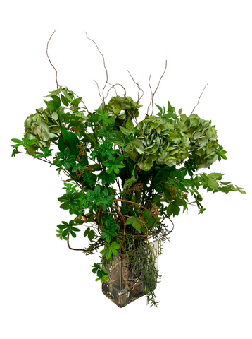 Arreglo Floral 3/4 con Hidrangeas Verdes y Follajes Artificiales en Base Cuadrada de Vidrio con Agua Acrílica