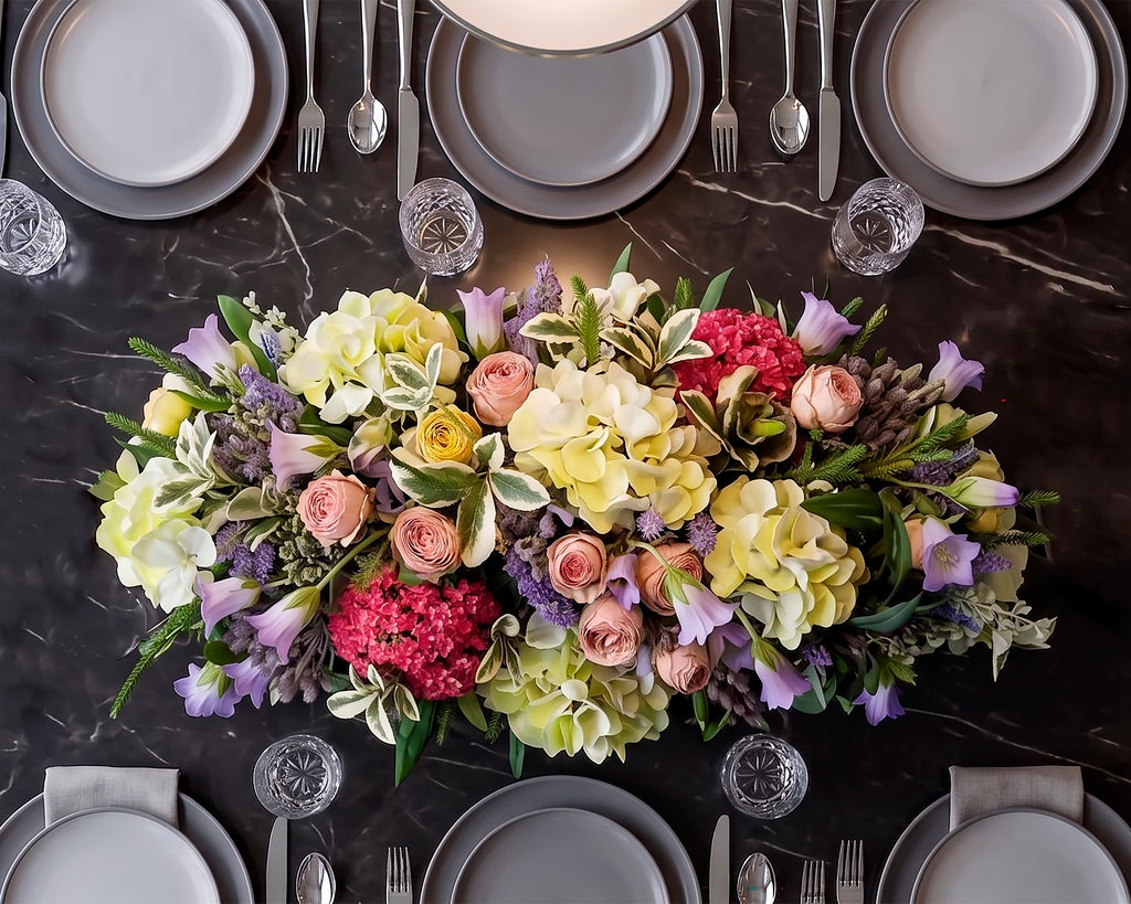 Centro de Mesa con Hidrangeas y Rosas Artificiales en Base Rectangular