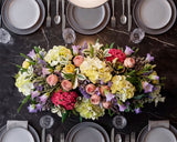 Centro de Mesa con Hidrangeas y Rosas Artificiales en Base Rectangular