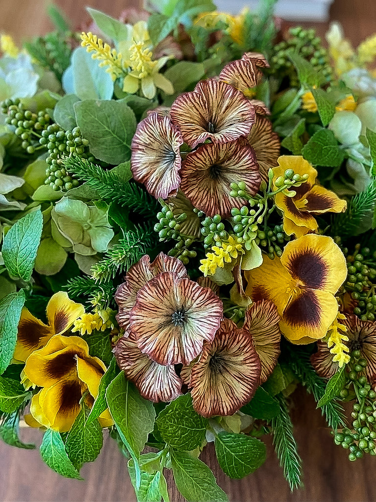 Centro de Mesa con Hidrangeas, Pansy y Follajes Artificiales en Base Cantera