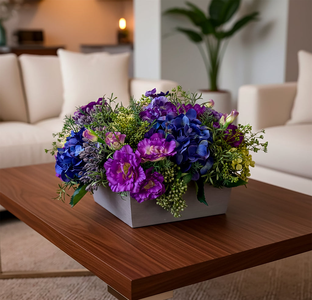 Centro de Mesa de Hidrangeas y Lisianthus con Follajes Artificiales en Base Cuadrada - Martha Sophia