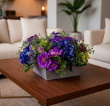 Centro de Mesa de Hidrangeas y Lisianthus con Follajes Artificiales en Base Cuadrada - Martha Sophia