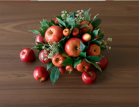 Centro de Mesa Mediano con Manzanas y Peras Hechas a Mano Pintadas al Óleo en Base Tipo Cantera