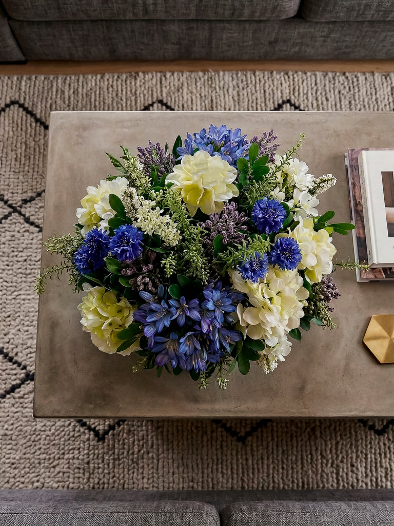 Centro de Mesa con Hidrangeas, Agapanthus y Follajes Artificiales