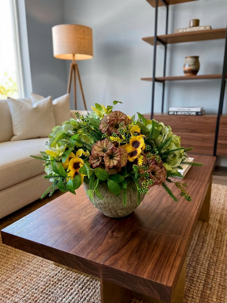 Centro de Mesa con Hidrangeas, Pansy y Follajes Artificiales en Base Cantera