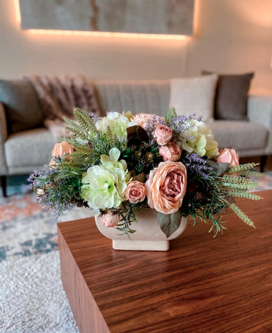 Centro de Mesa con Rosa Cabbage e Hidrangeas Artificiales en Base Tipo Cantera