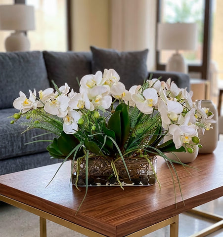 Orquideario con Phalaenopsis y Follajes Artificiales en Base Ovalada de Vidrio