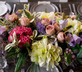 Centro de Mesa con Hidrangeas y Rosas Artificiales en Base Rectangular