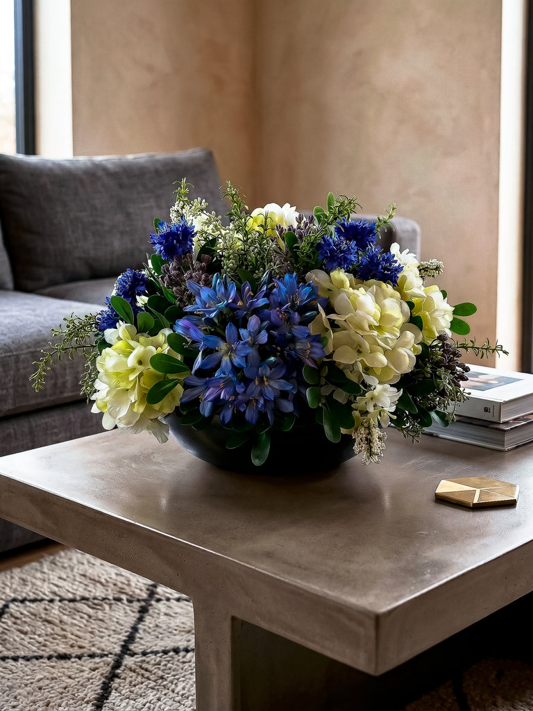 Centro de Mesa con Hidrangeas, Agapanthus y Follajes Artificiales
