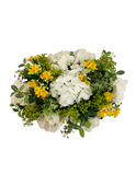 Centro de Mesa de Hidrangeas Blancas y Stephanotis con Follajes Artificiales en Base Rectangular
