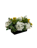 Centro de Mesa de Hidrangeas Blancas y Stephanotis con Follajes Artificiales en Base Rectangular