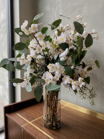Arreglo Floral con Cherry Blossom Artificial en Florero de Vidrio