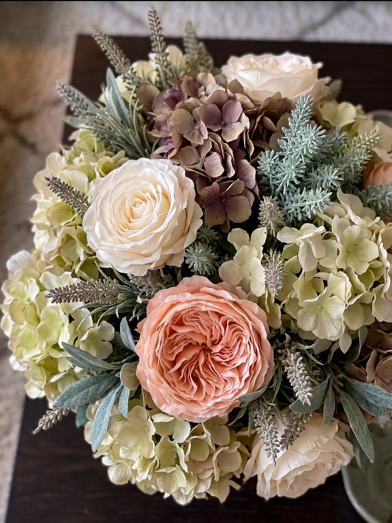 Centro de Mesa con Hidrangeas, Rosa Cabbage y Follajes Artificiales en Copa de Vidrio