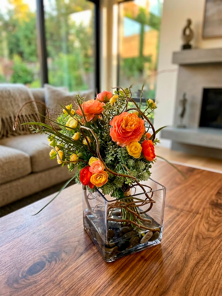Arreglo Floral con Ranunculus Artificiales en Base de Cuadrada con Agua Acrílica
