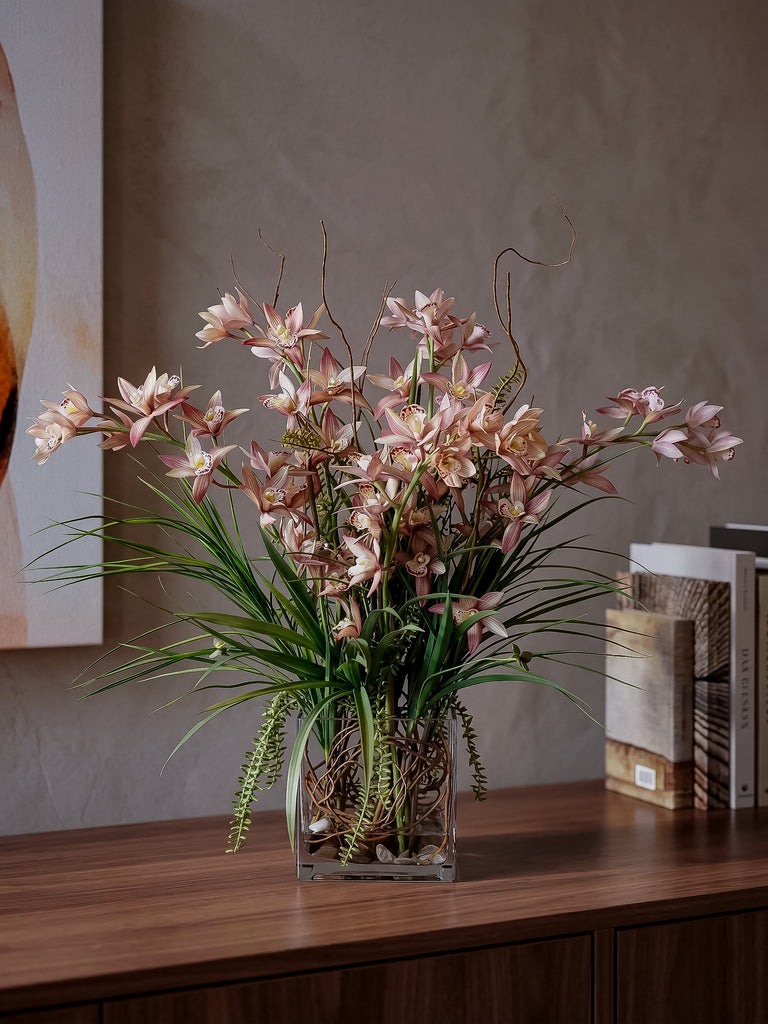 Orquideario con Cymbidium y Follajes Artificiales en Base de Vidrio