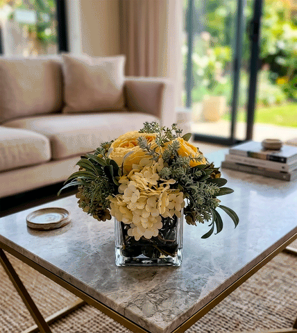 Arreglo Floral con Rosa Cabbage e Hydrangeas y Follajes Artificiales en Base Cuadrada de Vidrio y Agua Acrílica