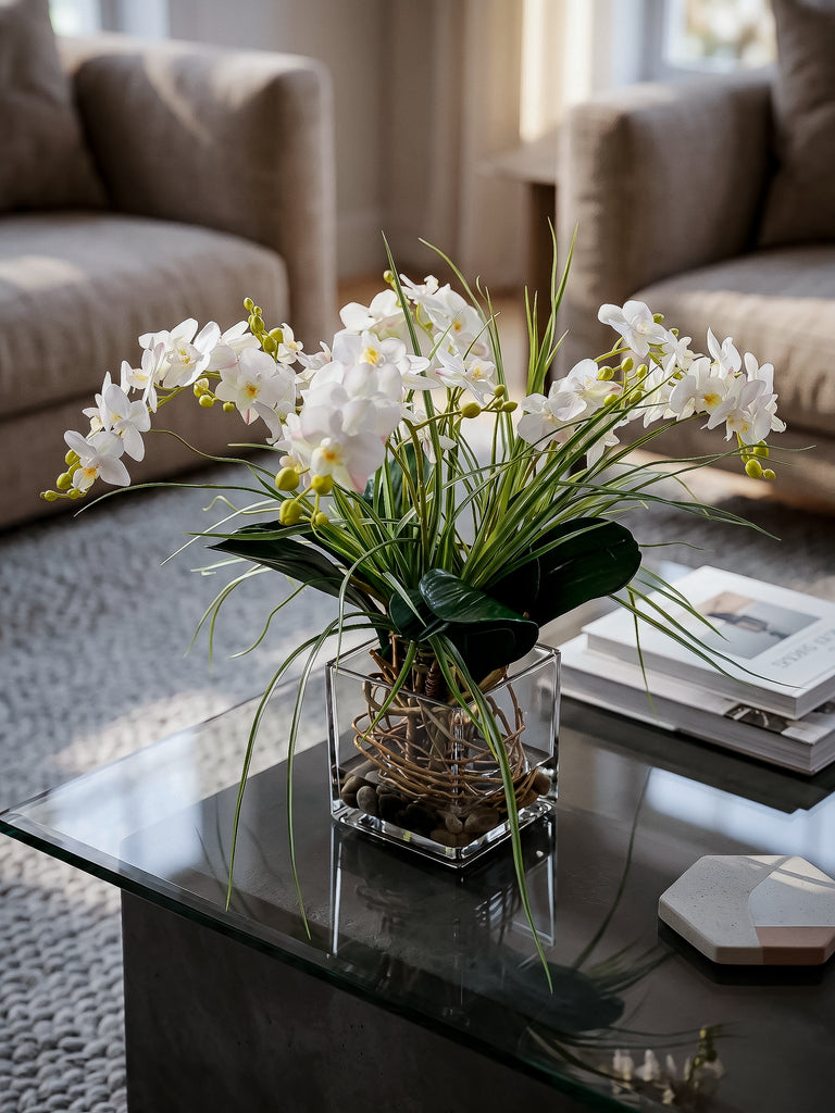 Orquideario con Mini Phalaenopsis y Follajes Artificiales en Base de Vidrio Cuadrada