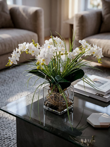 Orquideario con Mini Phalaenopsis y Follajes Artificiales en Base de Vidrio Cuadrada