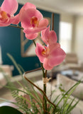 Orquideario con Phalaenopsis Rosa y Follajes Artificiales en Base Cuadrada de Vidrio