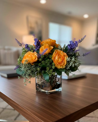 Arreglo Floral con Ranunculus y Follajes Artificiales en Base de Cuadrada con Agua Acrílica