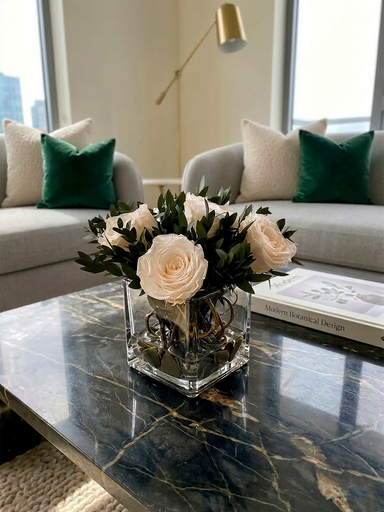 Arreglo Floral con 5 Rosas Preservadas Color Champagne en Base Cuadrada de Vidrio con Agua Acrílica