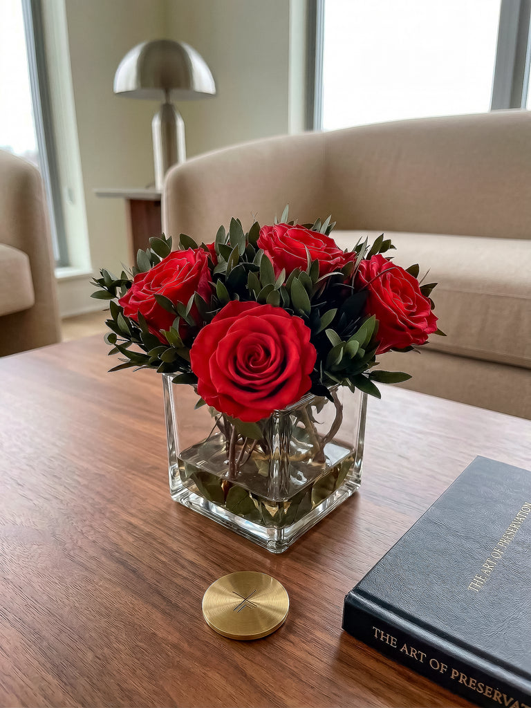 Arreglo Floral con 5 Rosas Preservadas Color Rojo en Base Cuadrada de Vidrio con Agua Acrílica