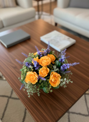 Arreglo Floral con Ranunculus y Follajes Artificiales en Base de Cuadrada con Agua Acrílica