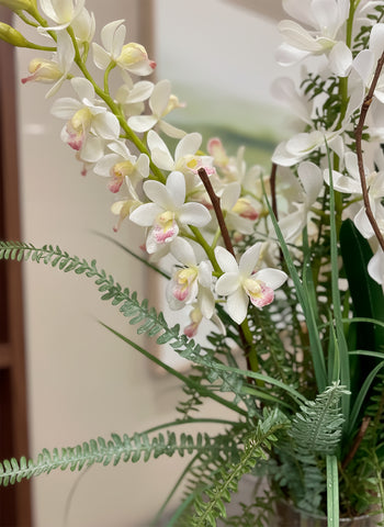 Orquideario con Cymbidium, Vanda Orchid y Follajes Artificiales en Florero de Vidrio - Martha Sophia