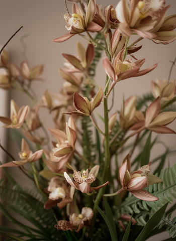 Orquideario con Cymbidium y Follajes Artificiales en Florero de Vidrio - Martha Sophia