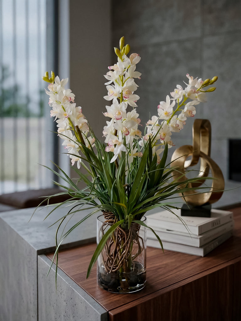Orquideario con Cymbidium y Follajes Artificiales en Florero de Vidrio