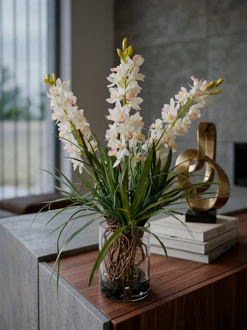 Orquideario con Cymbidium y Follajes Artificiales en Florero de Vidrio