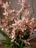 Orquideario con Cymbidium y Follajes Artificiales en Base de Vidrio