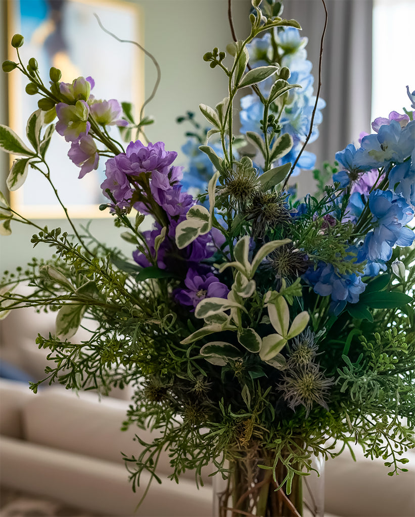Arreglo Floral de Delphiniums con Follajes Artificiales en Florero de Vidrio - Martha Sophia