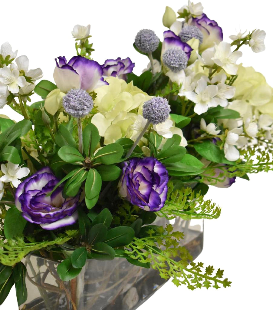 Arreglo Floral de Licianthus e Hydrangea con Follajes Artificales en Base de Vidrio Rectangular con Agua Acrílica