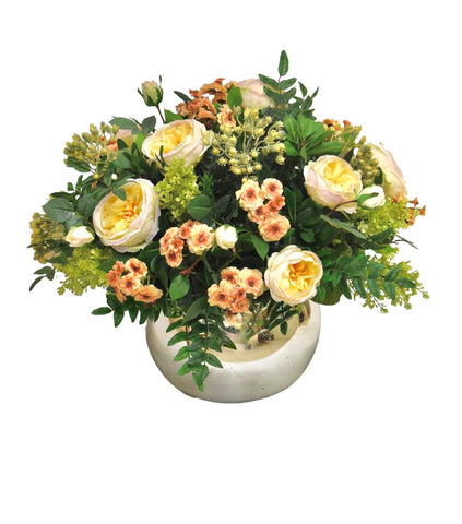 Centro de Mesa con Rosas en Tonos Salmón y Follajes Artificiales en Base de Vidrio Tipo Espejo.