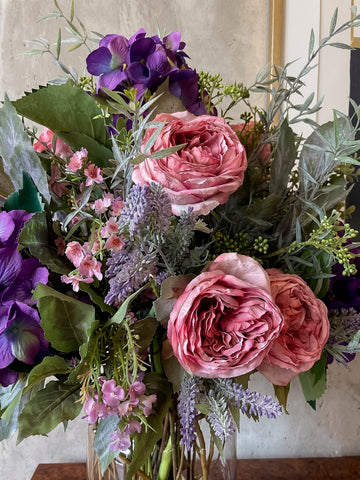 Arreglo Floral con Rosas e Hidrangeas Artificiales en Florero de Vidrio