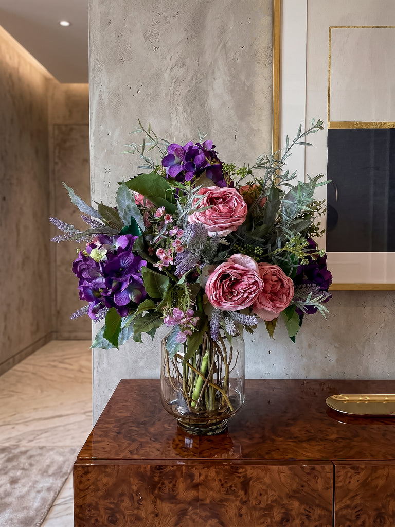 Arreglo Floral con Rosas e Hidrangeas Artificiales en Florero de Vidrio