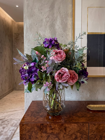 Arreglo Floral con Rosas e Hidrangeas Artificiales en Florero de Vidrio