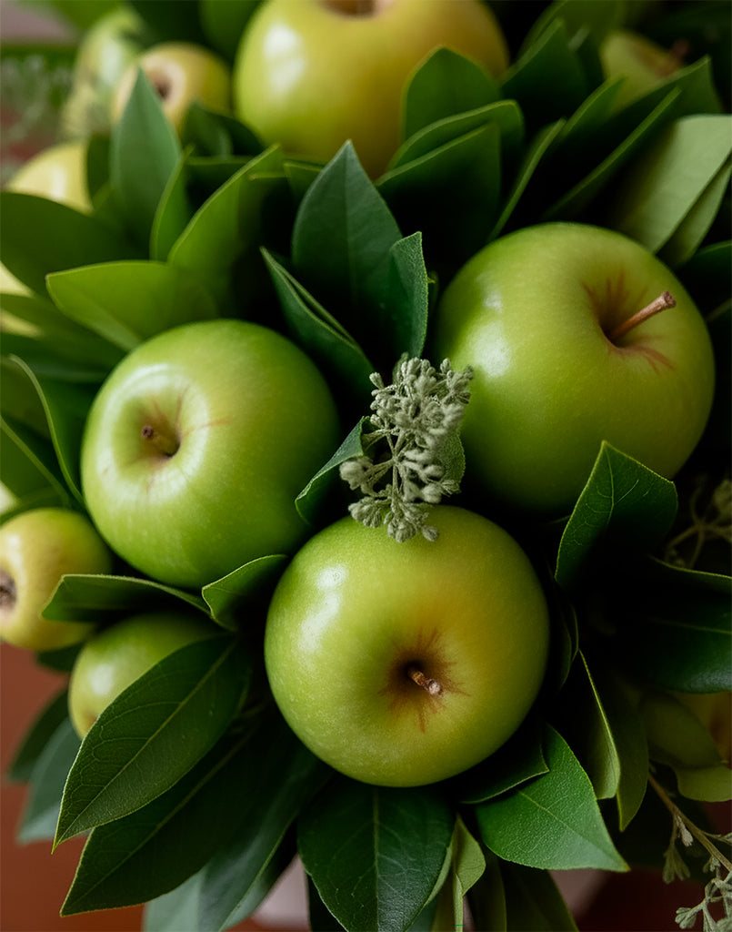 Centro de Mesa con Manzanas Hechas a Mano Pintadas al Óleo en Base Tipo Cantera
